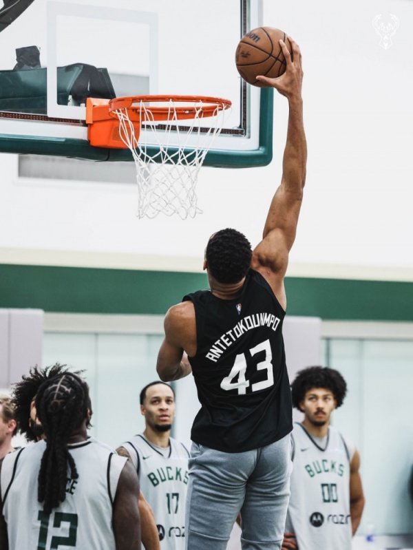 Antetokounmpo mặc áo số 43 c